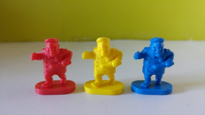 lot 3 figurine pioni politisti furiosi, rosu galben si albastru, miniaturi 3.5cm