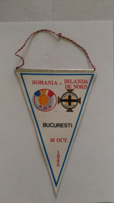FANION ROMANIA IRLANDA DE NORD PRELIMINARII CAMP. MONDIAL BUCURESTI 16 10 1985 foto