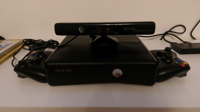 Consola Xbox 360 Slim Kinect+ Microfoane Wireless + 2 Controllere foto mare Consola Xbox 360 Slim Kinect+ Microfoane Wireless + 2 Controllere foto mare