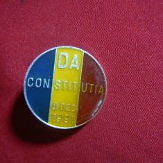 Insigna Constitutia 1991 metal si email , d= 2,5 cm