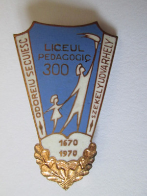 Insigna Liceul Pedagogic Odorheiu Secuiesc 300 ani 1670-1970 foto