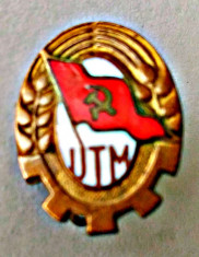 INSIGNA UTM CU EMAIL ROSU DESCHIS CU AC TIP SIGURANTA 17,70 PE 13,30 MM foto