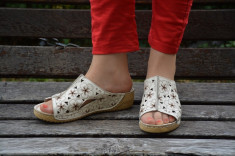 Papuc de vara cu aspect deosebit, bej cu design floral maro (Culoare: BEJ, Marime: 38) foto