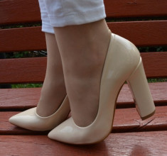 Pantof casual tip stiletto cu toc gros, inalt, de culoare bej simplu (Culoare: BEJ, Marime: 39) foto
