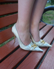 Pantof cu toc inalt si varf ascutit, culoare alba cu model argintiu (Culoare: GRI, Marime: 39) foto