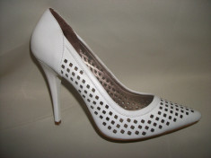 Pantof modern, nuanta de alb, perforatii deosebite aplicate (Culoare: ALB, Marime: 38) foto