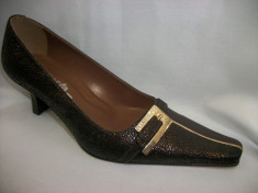 Pantof maro, clasic, cu toc de inaltime medie, cu decor auriu (Culoare: MARO, Marime: 37) foto