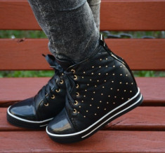Pantof modern cu platforma ascunsa si tinte mici, nuanta neagra (Culoare: NEGRU, Marime: 41) foto