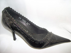 Pantof negru deosebit, toc subtire, strasuri aurii fashion (Culoare: NEGRU, Marime: 39) foto
