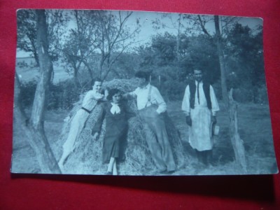Fotografie Familie pe capita de fin , interbelica foto