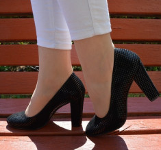 Pantof tineresc aspect modern, patratele lucioase pe fond negru (Culoare: NEGRU, Marime: 39) foto