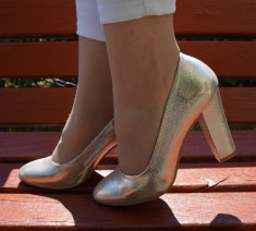 Pantof rafinat de nuanta aurie cu varf rotund si toc gros, confortabil (Culoare: AURIU, Marime: 36) foto