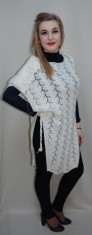 Bluza lunga de marime mare, de culoare alba, din material tricotat foto