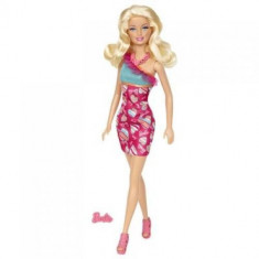 Papusa Barbie in rochite cu paiete stralucitoare roz foto