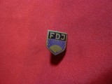 Insigna veche FDJ , metal si email , h= 1,5 cm