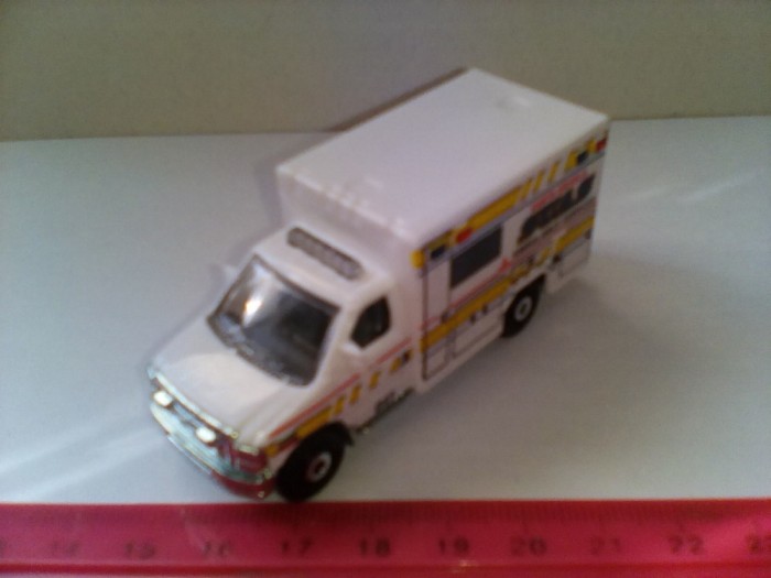 bnk jc Matchbox - Ford E-350 Ambulance