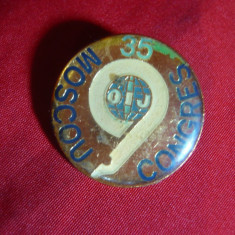Insigna al 35-lea Congres OIJ Moscova ,metal si email , d= 2,5 cm