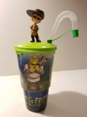 Pahar de plastic cu capac, pai si figurina Puss pe capac, cinema film Shrek 3 foto