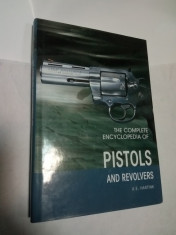 The complete encyclopedia of PISTOLS and Revolvers ( enciclopedie pistoale ) foto