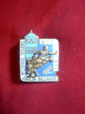 Insigna Trofeul Oraselor Balcanice la Lupte 1958Buc. , metal si email , h= 3 cm foto