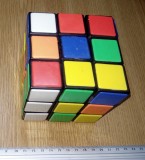 Cumpara ieftin JUCARIE VECHE TIP RUBIKS CUBE , ROMANEASCA , DIMENSIUNE MARE- are defect lipsuri