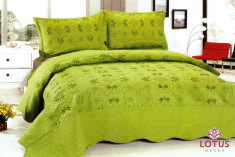 Cuvertura de pat verde, cu 2 fete de perna foto