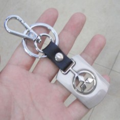 Breloc auto pentru MITSUBISHI metalic detaliu piele ecologica