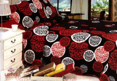 Cuvertura de pat catifelata neagra cu cercuri florale albe si rosii foto