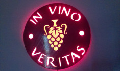 Decoratiune de perete din metal In Vino Veritas cu Led foto