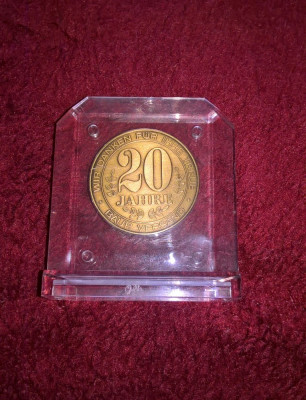 Moneda, medalie in capsula foto
