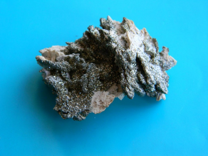 Specimen minerale - pirita pe calcita (CC2)