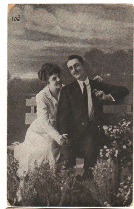 CPI (B8013) CARTE POSTALA - CUPLU PE O BANCA, BARBAT, FEMEIE, 1920