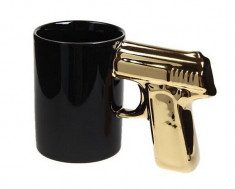 Gun cup-cana pistol foto