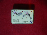 Insigna Coreeana 1957 , metal si email , L=2,5 cm