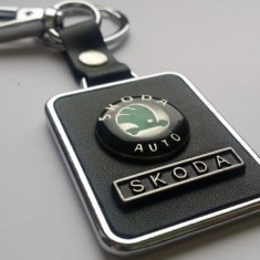 Breloc auto pentru Skoda metal si detaliu piele eco + cutie simpla cadou foto