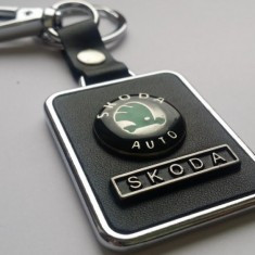 Breloc auto pentru Skoda metal si detaliu piele eco + cutie simpla cadou