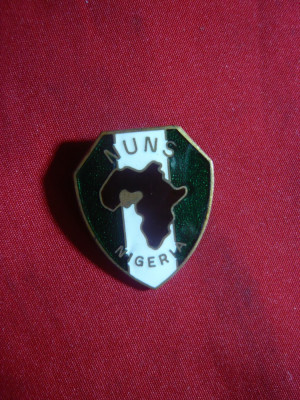Insigna Nigeria - Nuns ,Harta , metal si email , h= 2,6 cm foto