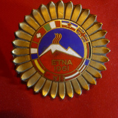 Insigna Concurs de Ski Etna Italia, steaguri Tari participante 1961,d= 4,3 cm