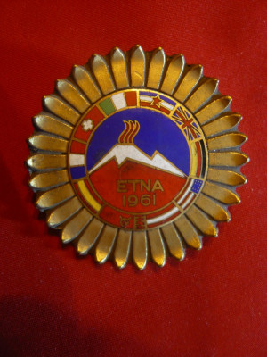 Insigna Concurs de Ski Etna Italia, steaguri Tari participante 1961,d= 4,3 cm foto