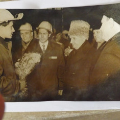 Fotografie cu Ceausescu,aflat in vizita de lucru.