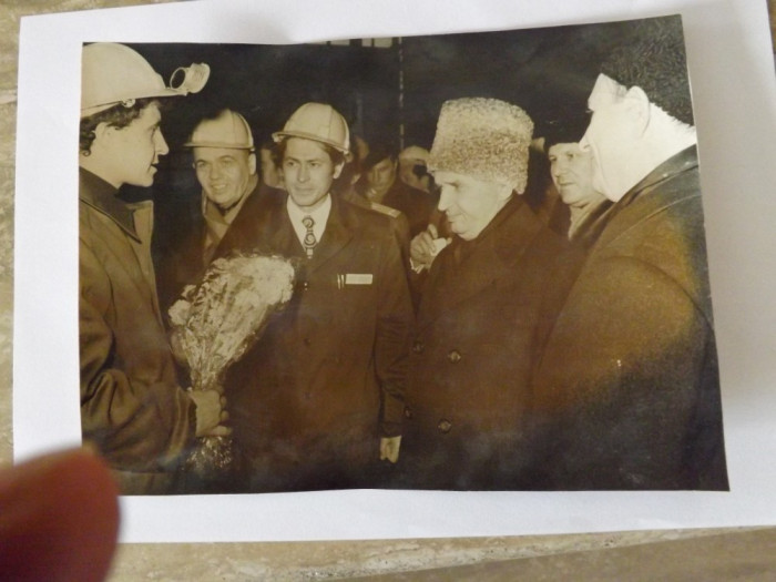 Fotografie cu Ceausescu,aflat in vizita de lucru.