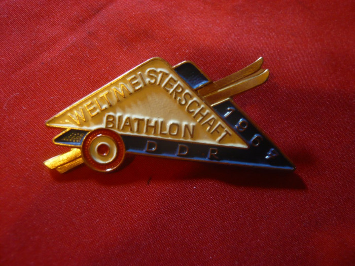 Insigna Campionat Mondial Biatlon 1967 DDR ,metal si email , L= 4,8 cm