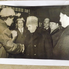 Fotogrfie cu Ceausescu in vizita de lucru.