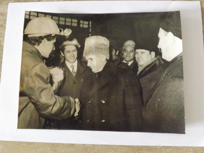 Fotogrfie cu Ceausescu in vizita de lucru. foto