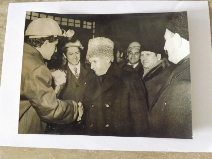 Fotogrfie cu Ceausescu in vizita de lucru.