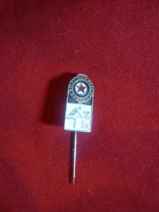 Insigna SAH - Partizan -Iugoslavia , metal si email , h= 1,8 cm