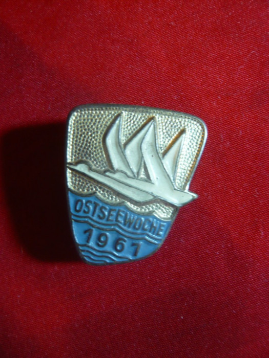 Insigna Festival Saptamana Baltica 1961 DDR , metal si email , h= 2,6 cm