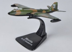 Macheta avion Martin B-57G Canberra scara 1:144 foto