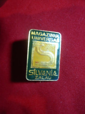 Insigna Magazinul Universal Silvania - Zalau, metal si email , h=3 cm foto