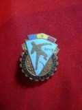 Insigna a IIa Spartakiada a Tineretului 1957 ,metal si email , L=2,1 cm
